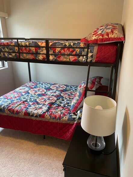 Second bedroom - 39 Lakeshore Ln