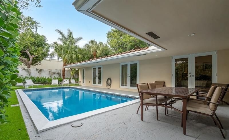 Building Photo - 2409 NE 22nd Terrace