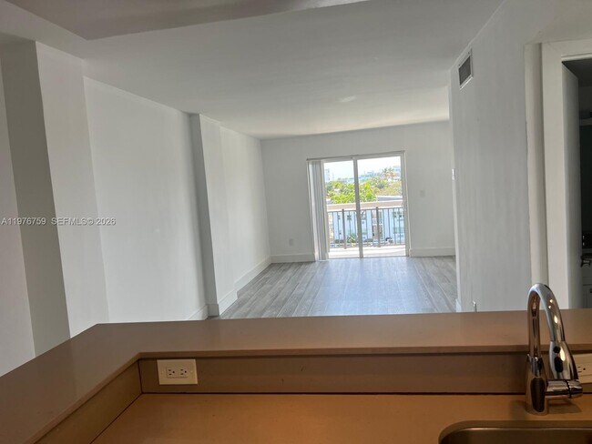 Building Photo - 8101 Crespi Blvd