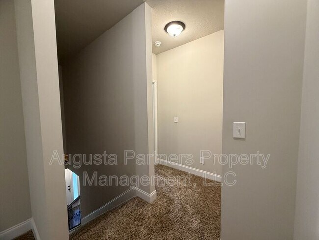Building Photo - 1008 Swan Ct