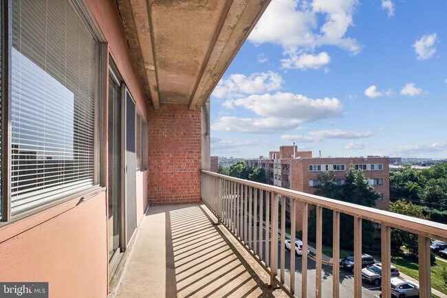 Building Photo - 5831 Quantrell Ave