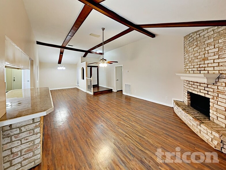 Building Photo - 16259 Hollow Wood Dr