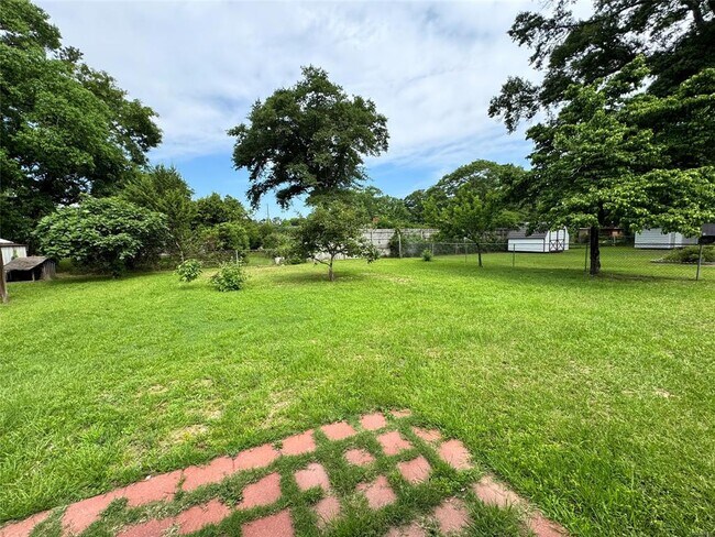 Building Photo - 114 Jackson St