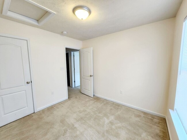 Building Photo - 3 bed/2.5 bath Townhouse in Westover - Ava...