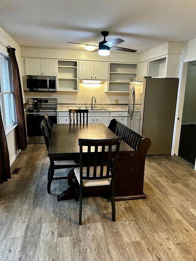 Building Photo - 2 Bedroom Home Outside Walhalla City Limits