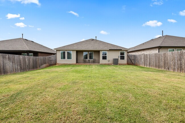 Building Photo - 10413 SW 41st Pl