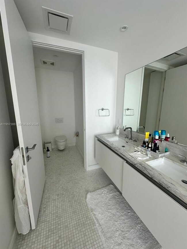 Building Photo - 700 NE 26th Terrace