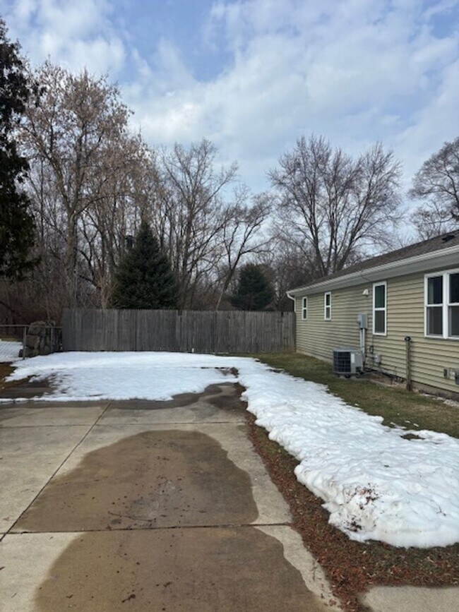 Building Photo - LIVE IN DOWNTOWN HOWELL! 3 BEDROOM HOUSE FOR LEASE