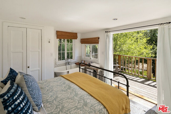 Building Photo - 913 Fernwood Pacific Dr