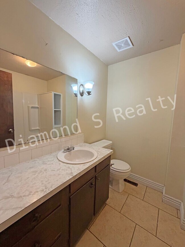Building Photo - Charming 3 bedroom Home near Hwy 65 and Ch...