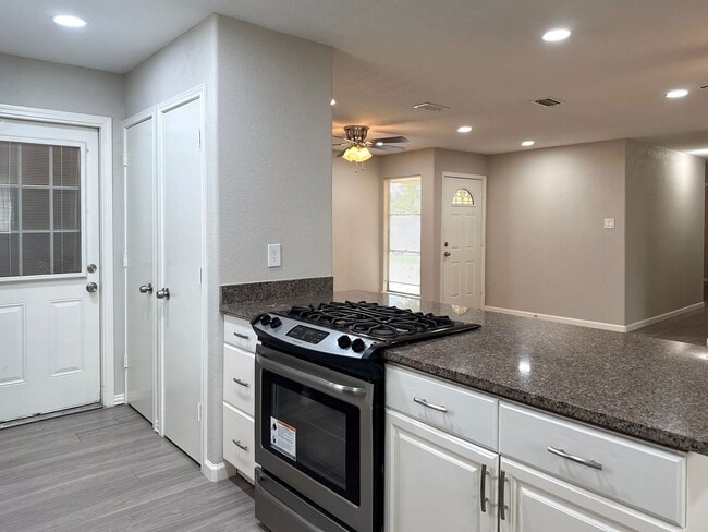 Building Photo - 3 Bedroom / 2 Bath / 2 Car Garage