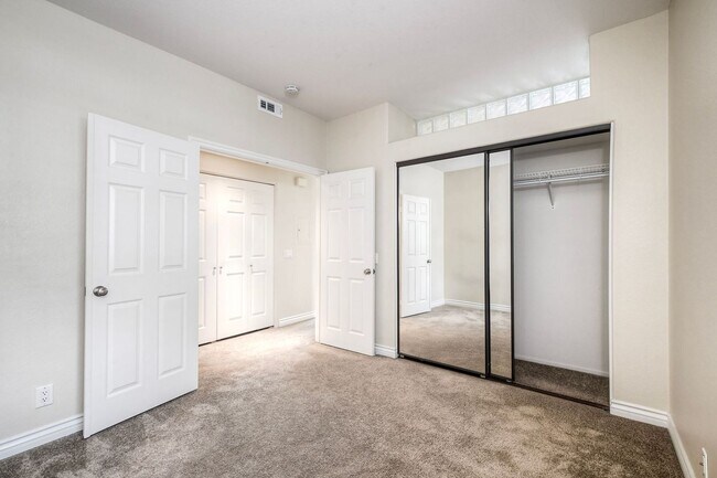 Building Photo - 2Bed/2Bath End Unit in Gated Community~ Ra...