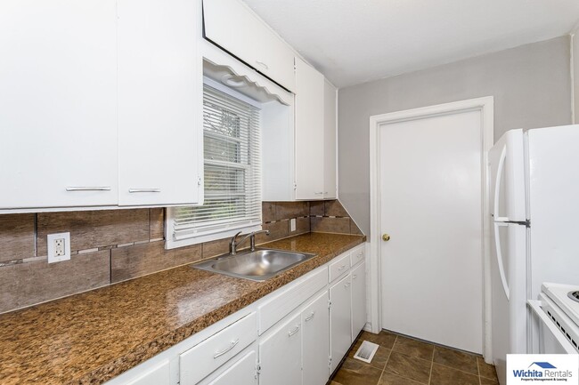 Building Photo - Fully Updated 2 Bed 1 Bath - Pet Friendly!