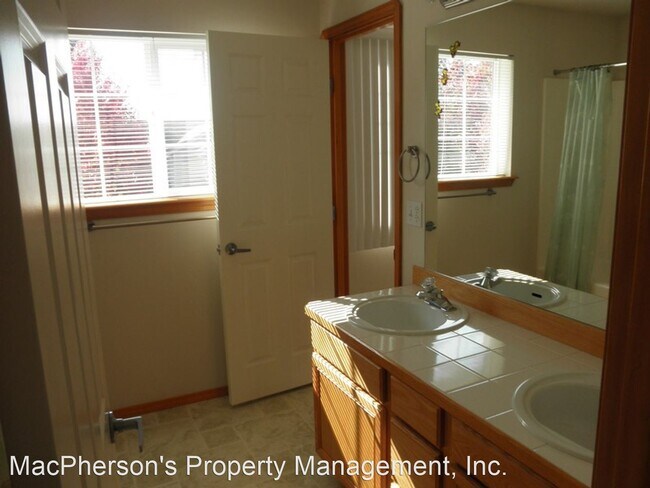 Building Photo - 3 br, 2.5 bath House - 7526 NE 204th Pl