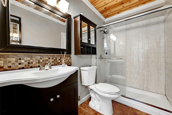 Building Photo - 1304 Summit St