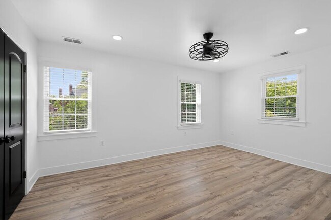 Building Photo - 2112 34th St SE