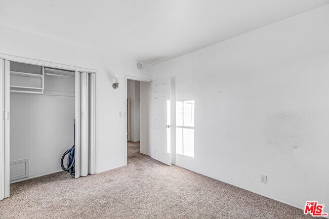 Building Photo - 1352 Ocean Park Blvd