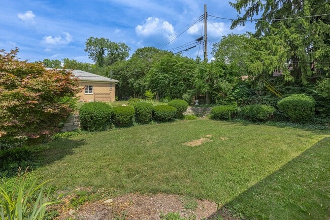 Building Photo - 1822 W Schantz Ave