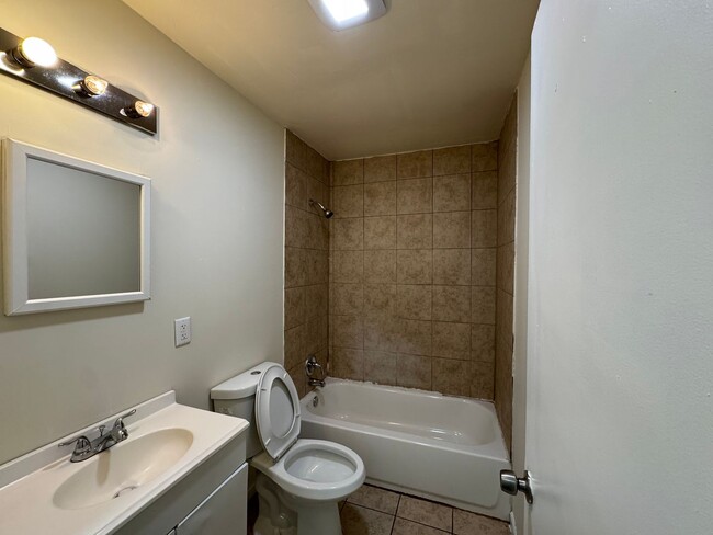 Building Photo - Move-In Ready Rental with Detached Garage