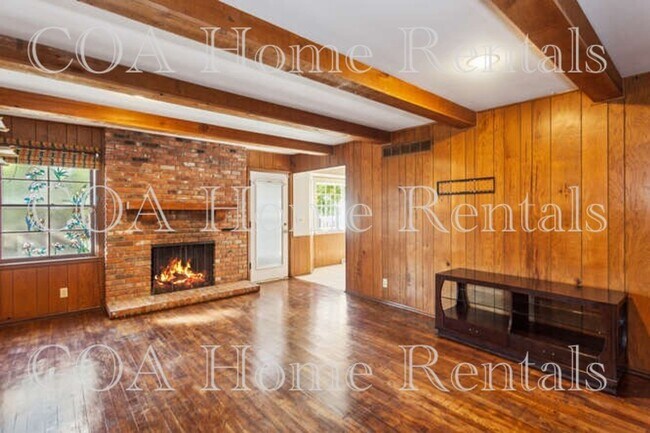 Building Photo - Great East Side Location