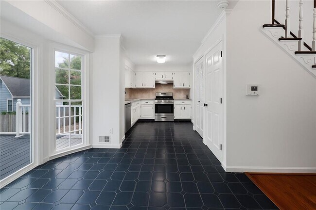 Building Photo - 328 Deerwood Dr