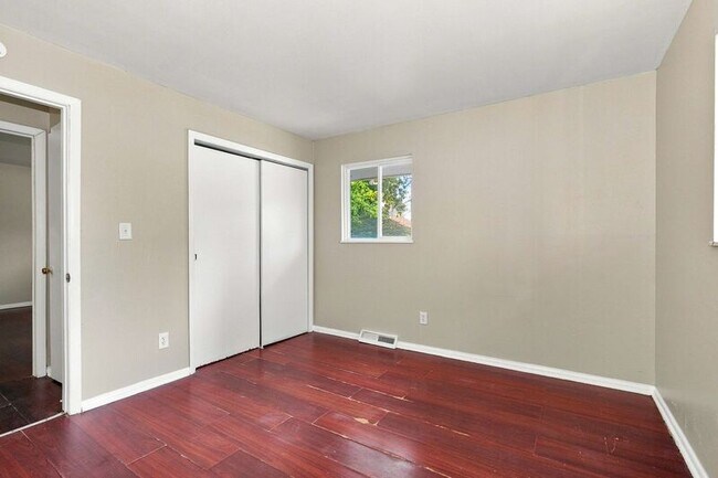 Building Photo - 919-921-921 S Weyant Ave