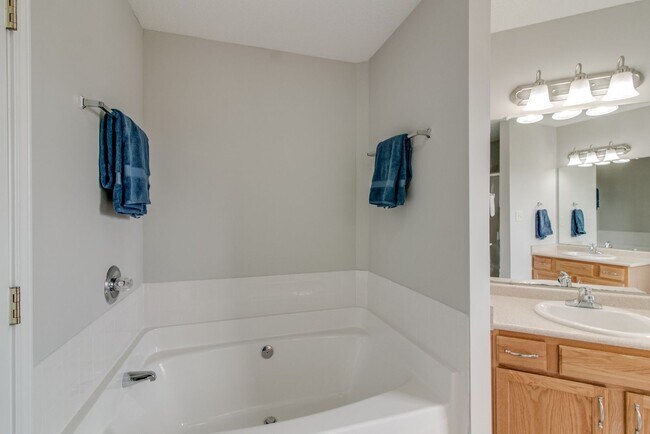 Building Photo - 4 Bedroom Pet Friendly Home For Rent!