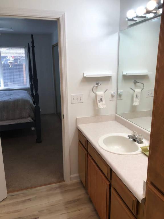 Building Photo - 525 Primrose Dr