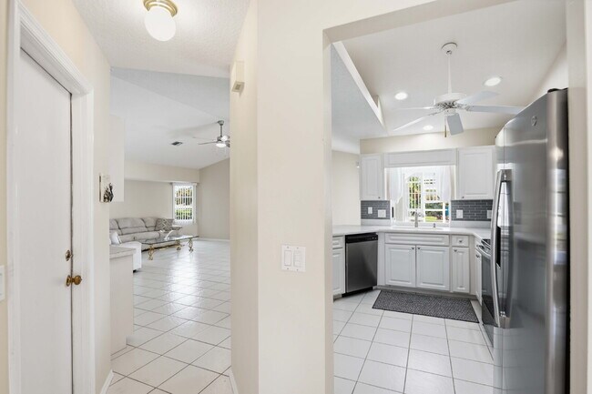 Building Photo - "Spacious 3-Bedroom Retreat with 2 Full Baths in Rotonda West Pinehurst!"