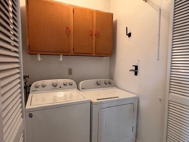 Building Photo - 462 Holly Ave