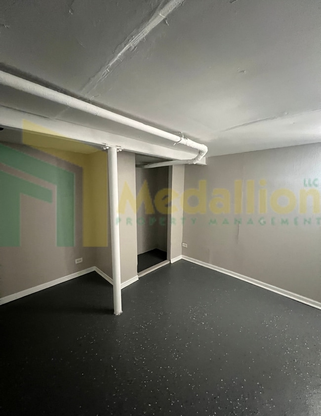 Building Photo - Spacious 4-5 Bedroom, 2-Bath Corner Lot Ho...