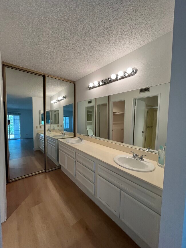 Building Photo - 1550 Apache Dr