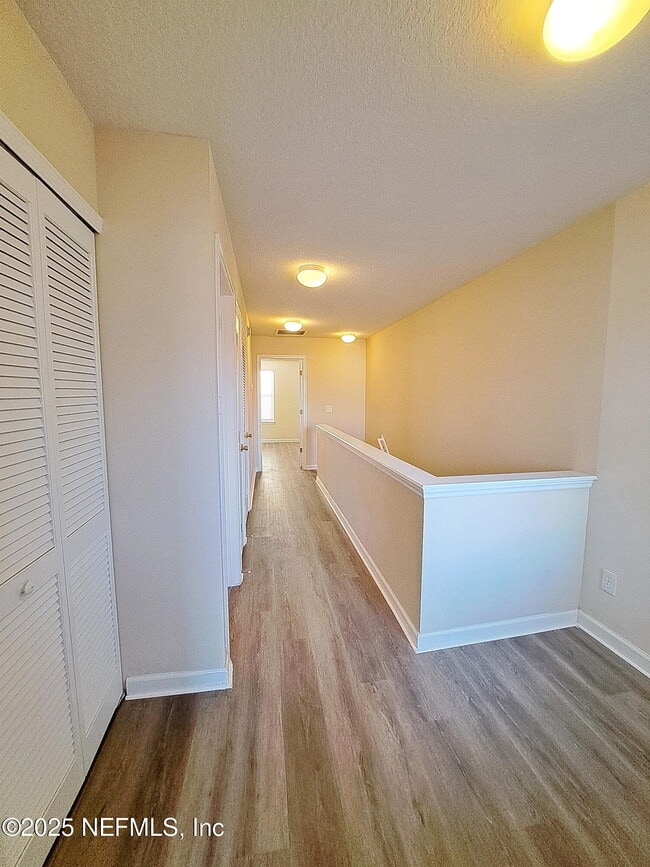 Building Photo - 2354 Sunset Bluff Dr