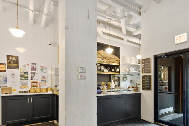 Building Photo - 1325 W Wilson Ave