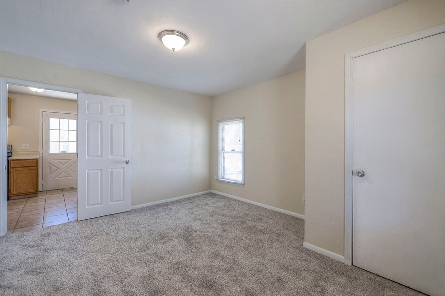 Building Photo - 709 N Woodland St