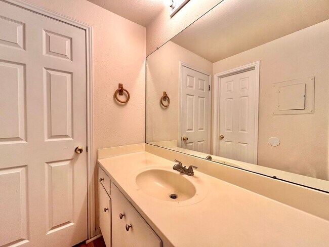 Building Photo - Charming 1/BR 1/BA + Den in a Private, Pea...