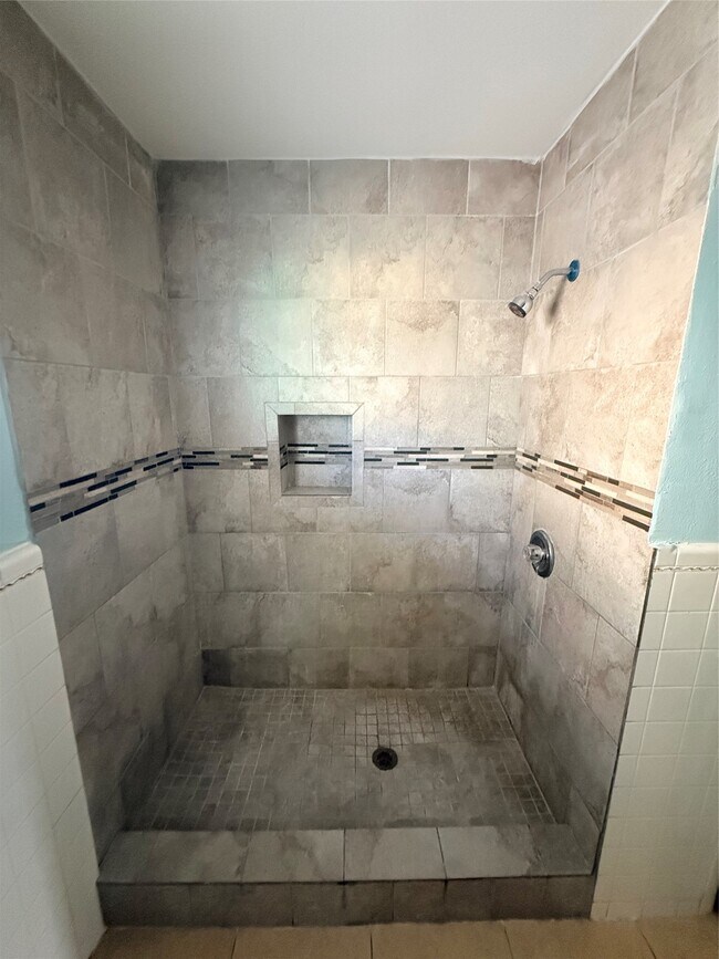 Building Photo - 5107 Avenue Q