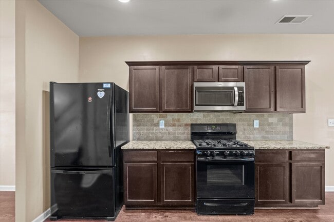 Building Photo - Great 5 Bedroom Home in Evans