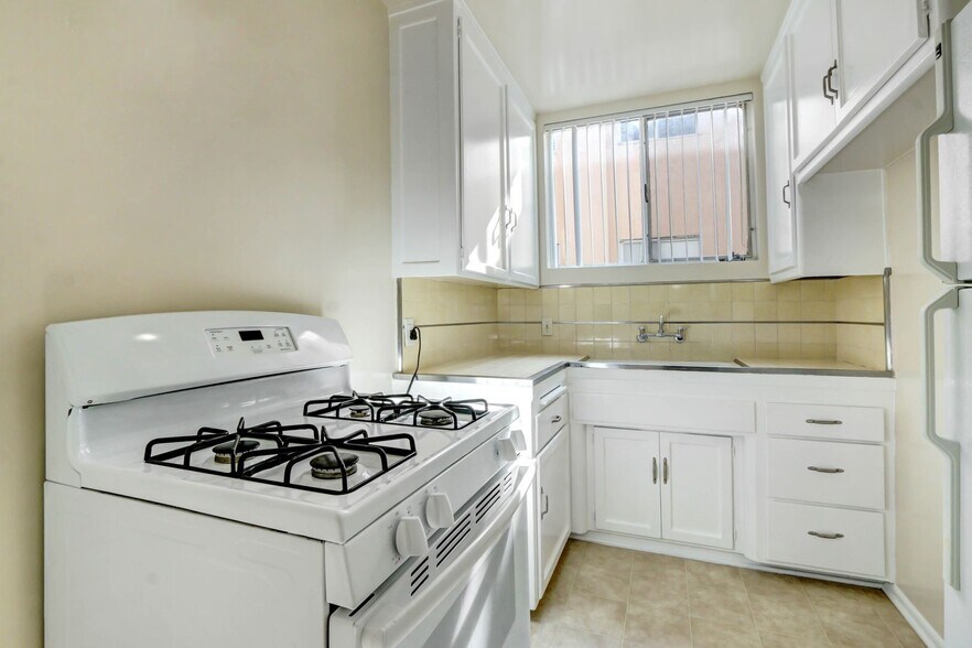 Building Photo - 3144-3152 S. Barrington Ave in Mar Vista - Has a Pool!