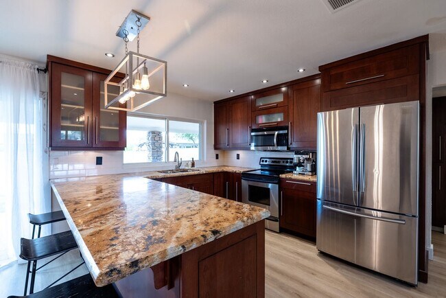 Building Photo - 802 E Caribbean Ln