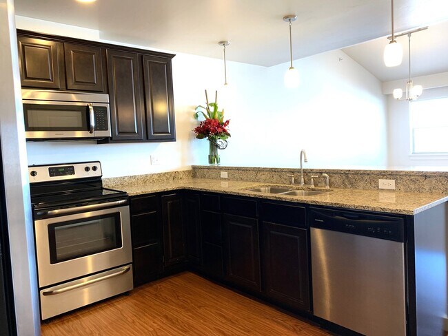 Building Photo - Stunning 2 Bedroom 2 Bathroom Apartment *R...