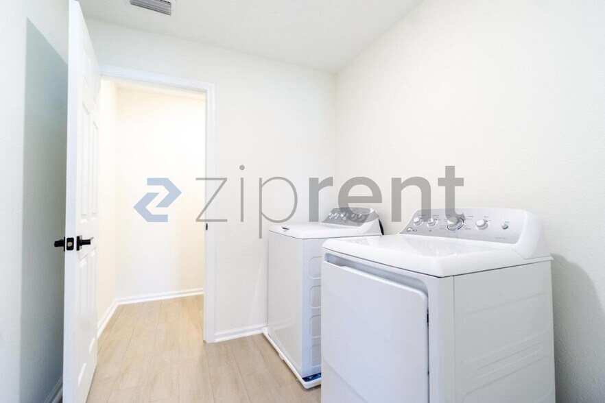 Building Photo - 5823 Tomahawk Lake Dr