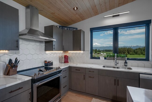 Building Photo - Fully furnished house w/ 3spaciousr garage & utilities included!