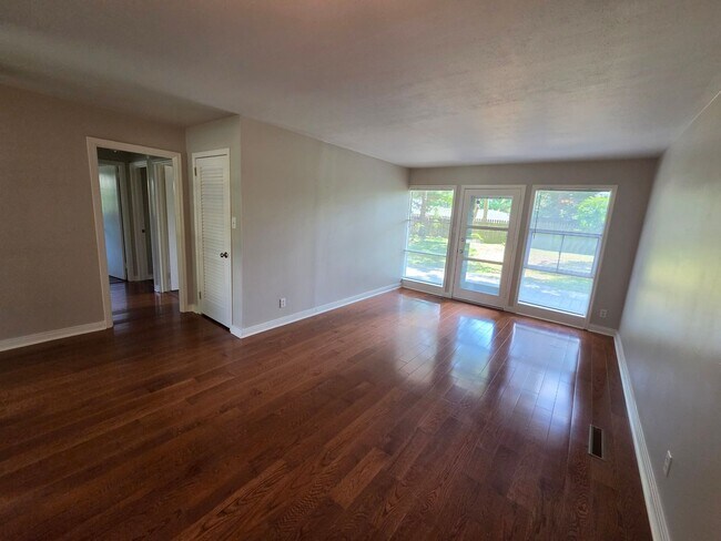 Building Photo - Lovely 3 bedroom 1 bath with spacious kitchen and tons of natural light!