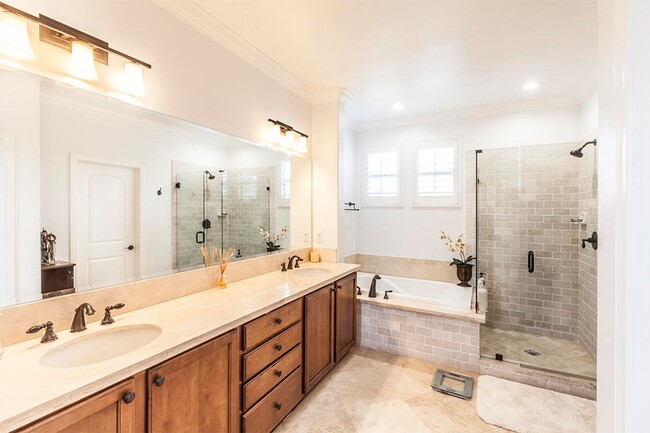 Building Photo - Large 3 Bed 2.5 Bath Home Available In Eas...