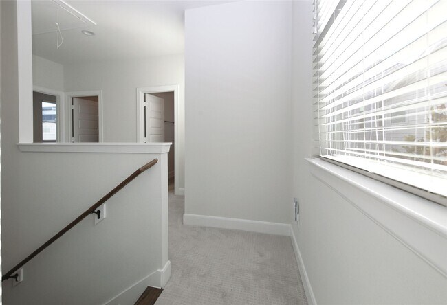 Building Photo - 506 W Donovan St