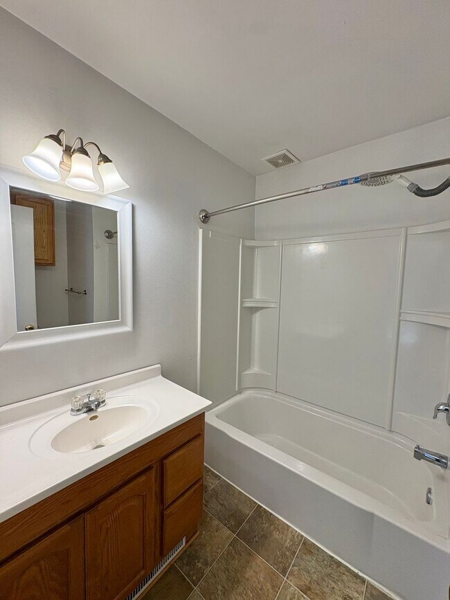 Building Photo - 2 Bedroom House!