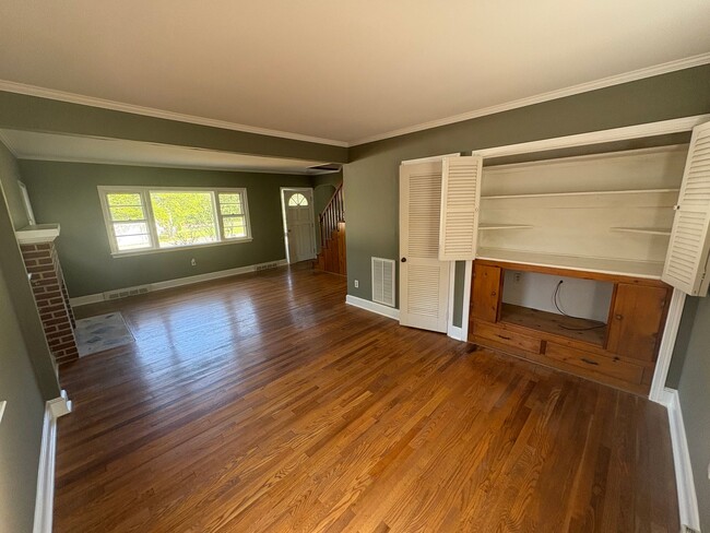 Building Photo - Charming Barnegat Retreat – Cozy 3-Bed Hom...