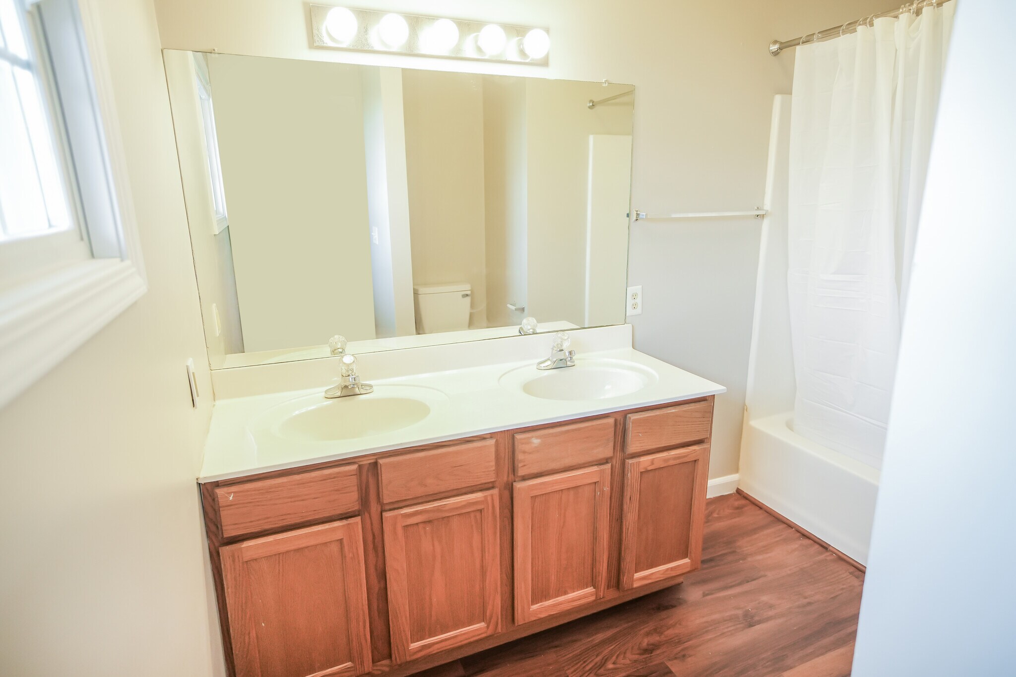 Primary ensuite bath - 3713 S Cramer Cir