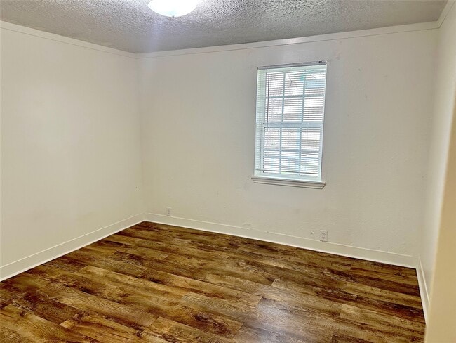 Building Photo - 1005 Avenue E 1/2